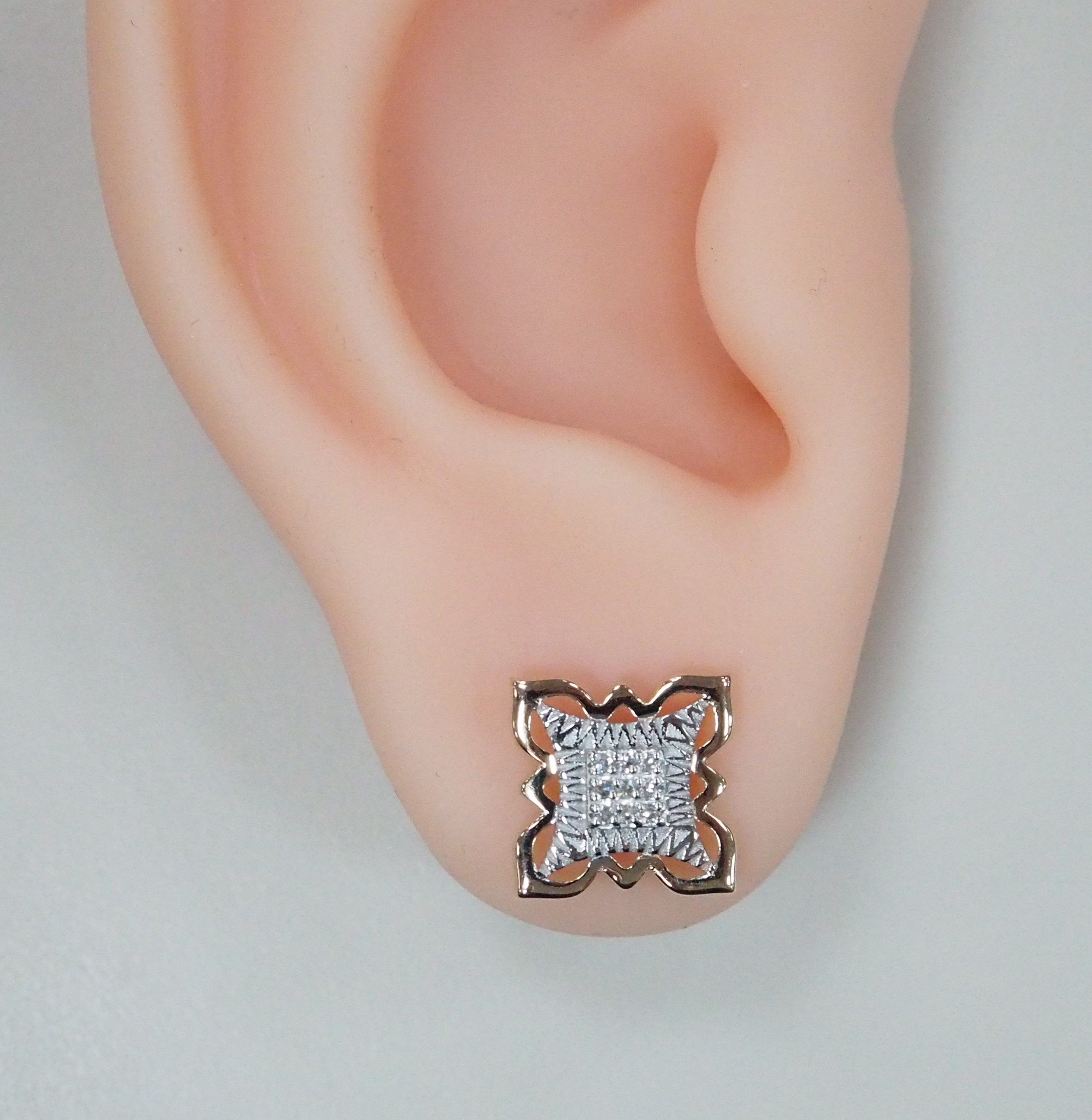 Серьги-пусеты из золота с бриллиантами